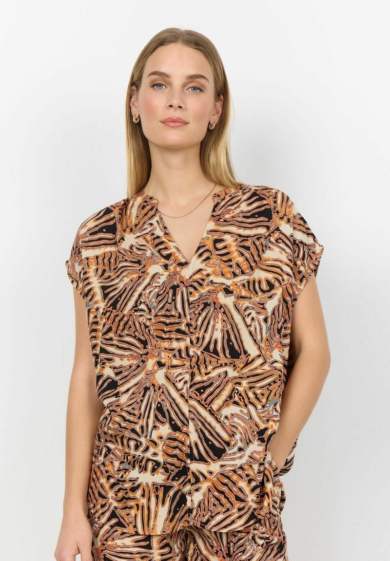 Blusa a manica corta con un motivo astratto marrone e crema, scollatura a V e vestibilità ampia con tasche laterali. Realizzata in un tessuto morbido e leggero.