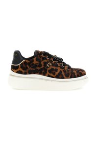 Adidas de tip low-top cu imprimeu leopar maro și negru, șireturi negre, talpă groasă albă și tab Nero pe călcâi cu detaliu de brand în aur.