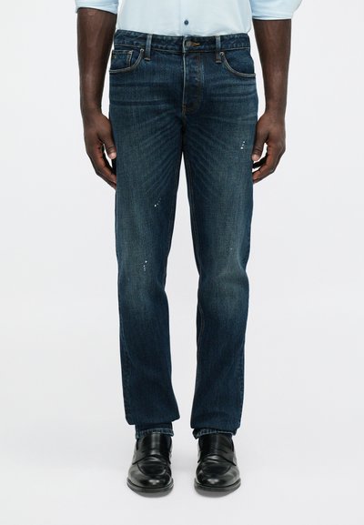 Σκούρες μπλε τζιν παντελόνες σε ίσια γραμμή με ξεθωριασμένο φινίρισμα. Διαθέτουν θηλιές ζώνης, κλασικό σχέδιο πέντε τσέπες και ελαφριές φθορές.