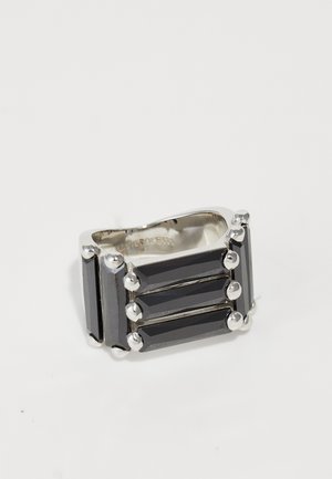 Inel cu piatră prețioasă rectangulară neagră, având accente din metal argintiu și trei pietre alungite așezate într-un design geometric.