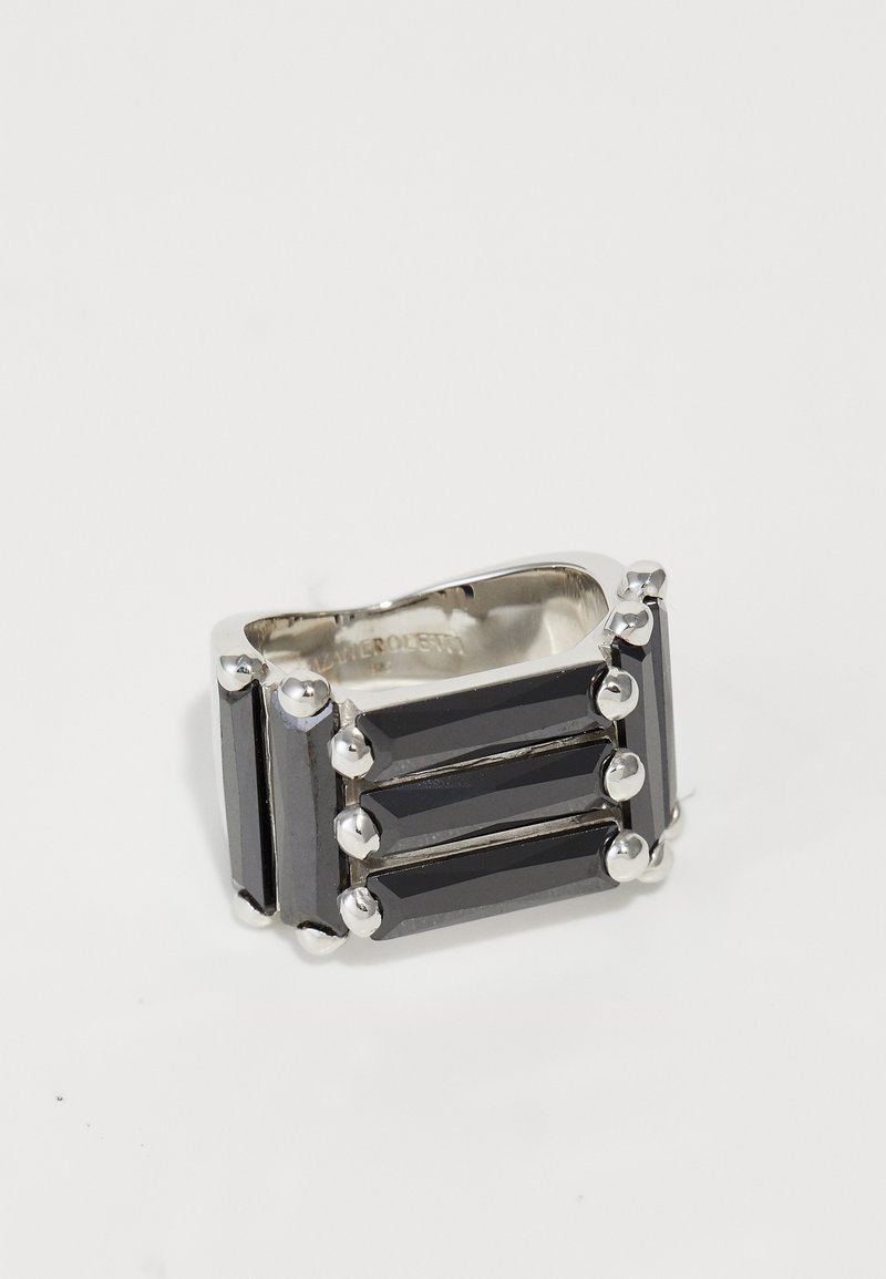 Inel cu piatră prețioasă rectangulară neagră, având accente din metal argintiu și trei pietre alungite așezate într-un design geometric.