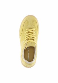Zapatilla de gamuza amarilla con puntera redonda, parte superior texturizada, cordones en tono y suela de goma beige. Presenta detalles sutílmente acolchados.
