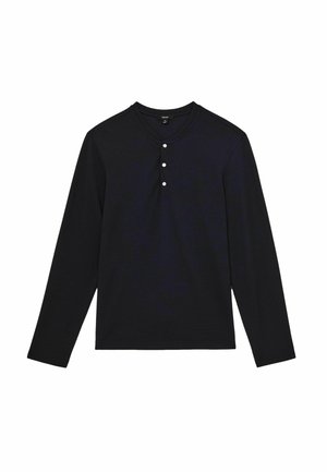 Melna garām piedurknēm henley krekls ar trim baltiem pogām un apaļu dekoltē uz baltā fona.