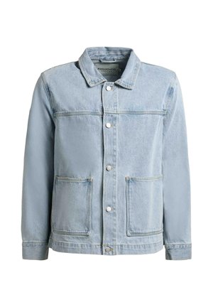 Hellblaue Jeansjacke mit Knopfleiste, zwei großen Fronttaschen und klassischem Kragen.
