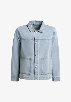 Hellblaue Jeansjacke mit Knopfleiste, zwei großen Fronttaschen und klassischem Kragen.