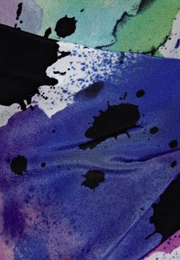 Satintyg med en gradient av lila, svart och aqua med abstrakta färgsplattermönster och en jämn, glänsande yta.