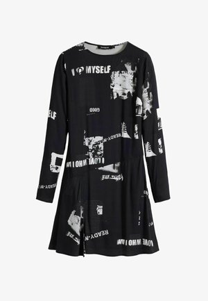 Sort langærmet kjole med en blanding af hvid tekst og grafiske prints. Blødt, strækbart stof med en afslappet pasform og rund halsudskæring.