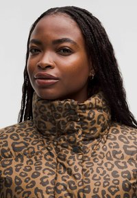 Padded kabát v hnědé barvě s leopardím vzorem, s vysokým límcem a černými patentky. Hladká, lesklá textura.