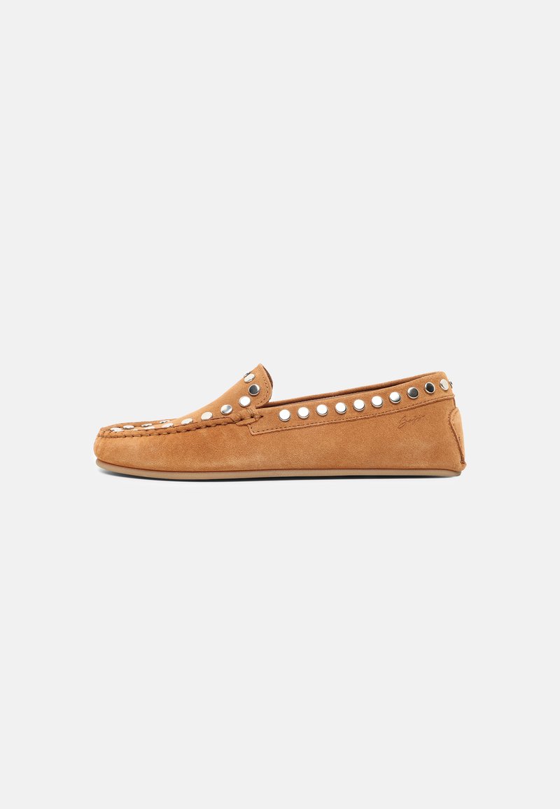 Mocassin en daim marron clair à enfiler avec des clous ronds argentés le long du bord supérieur et à l'avant, semelle plate et détails cousus.