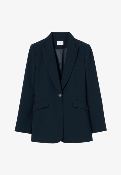 Blazer marine avec un design structuré, revers crantés, deux poches avant, une fermeture à un bouton et une texture lisse.