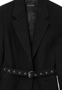 Blazer nero su misura con revers, foderato in modo liscio e dotato di una cintura in tessuto con occhielli in metallo e fibbia. Marca: CALLIOPE.