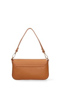 Borsa a tracolla in pelle marrone con una finitura testurizzata, forma rettangolare piatta e una sola tracolla. Presenta un flap pieghevole e dettagli in oro.