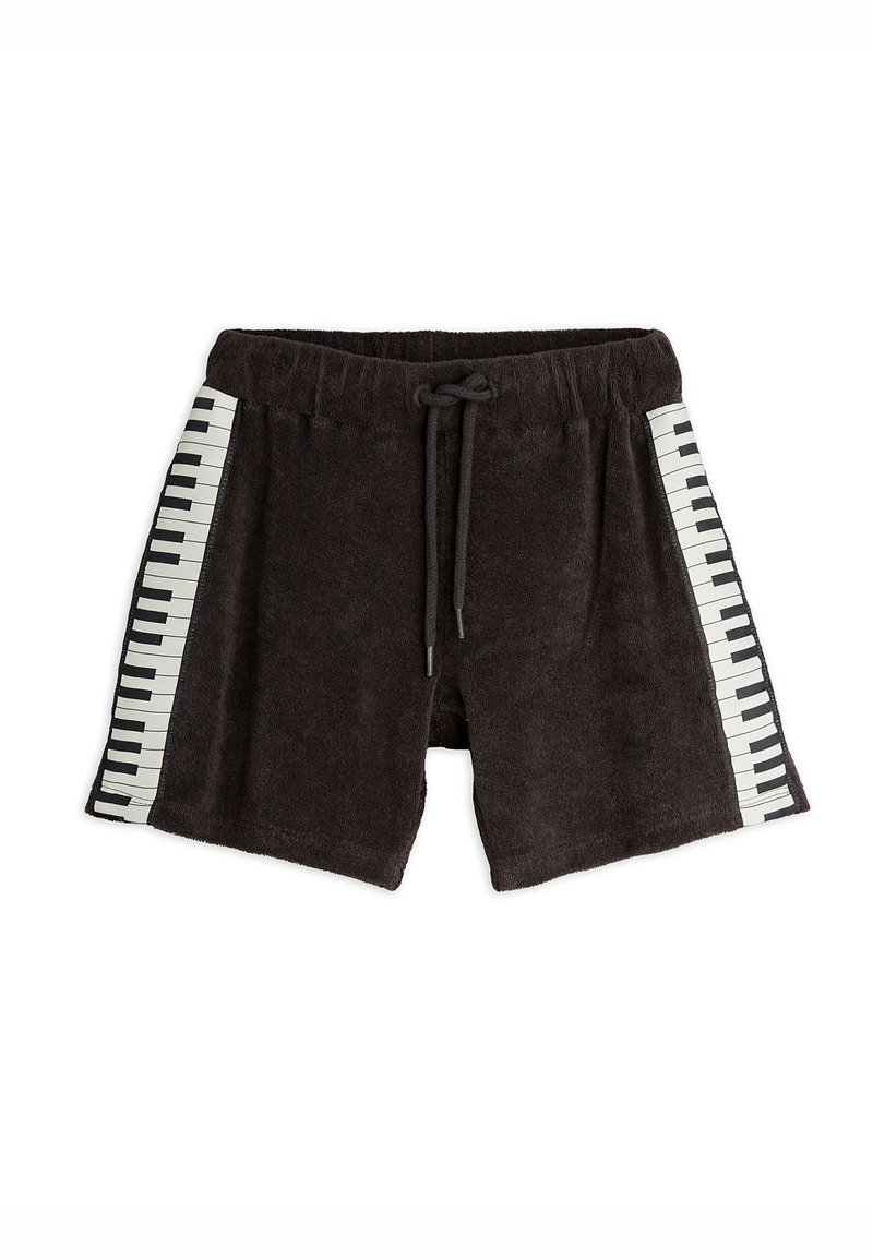 Svart frottéshorts med dragsko i midjan och ett piano-tangentsmönster på sidorna. Slät yta, knälång stil.