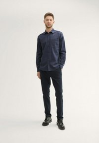 TOM TAILOR STRUKTURIERTES MIT BRUSTTASCHE - Camicia - dark blue small structure