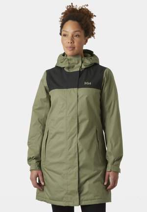 Olijfgroene parka met zwart bovenpaneel, capuchon en twee zijzakken. Gemaakt van glad, weersbestendig materiaal; met logo in het zwart.
