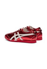 Czerwone metaliczne sneakersy z białymi akcentami, okrągłym noskiem i sznurowanym zapięciem. Posiadają logo na pięcie oraz teksturowaną gumową podeszwę.