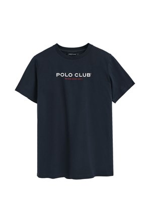 Marineblauwe katoenen T-shirt met korte mouwen, met een wit en rood "POLO CLUB" logo en de tekst "OPGERICHT 2012" op de voorkant.