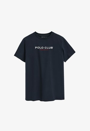 Camiseta de algodón azul marino con mangas cortas, que presenta un logo en blanco y rojo de "POLO CLUB" y el texto "ESTABLECIDO EN 2012" en el frente.