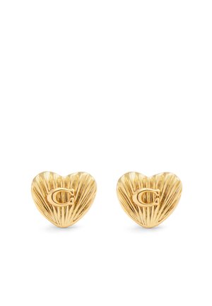 Gouden hartvormige oorbellen met ribbeltextuur en een reliëf 'C' logo op elke oorbel. Klein, lichtgewicht ontwerp dat geschikt is voor dagelijks gebruik.
