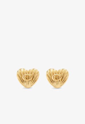 Goldene, herzförmige Ohrringe mit gerippter Textur und eingeprägtem "C"-Logo auf jedem Ohrstecker. Kleines, leichtes Design, das sich gut für den Alltag eignet.