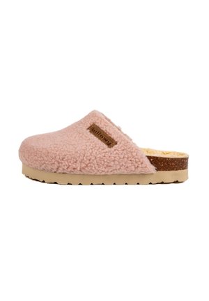 Pantoufle en fausse fourrure rose à enfiler avec une semelle en liège, dotée d'un dessus texturé doux et d'une étiquette en cuir brun sur le côté.
