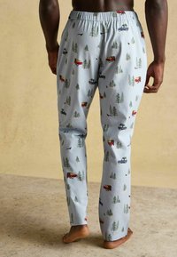 Gaiši zilas pidžamu bikses ar sarkano un zilo kravas automašīnu un zaļo koku rakstu. Ar elastīgu jostu un taisnas kājas dizainu.