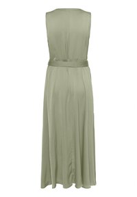 Robe sans manches verte avec une silhouette fluide, texture lisse et lien à la taille pour une forme définie. Tissu tissé plat et design minimaliste.