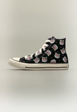 Zapatilla alta negra con cordones y suela blancos, con estampado de caras de gatos grises que llevan gafas de sol rosas en forma de estrella.