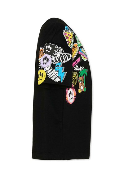 Czarna koszula z krótkim rękawem z kolorowymi naszywkami w stylu kreskówkowym, w tym pizza, palma, miś, piorun oraz różne wzory z tekstem.