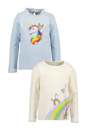 Hellblaues Langarmshirt mit Einhorn und Schmetterling; cremefarbenes Langarmshirt mit Einhörnern, Regenbögen und herzförmigen Luftballons.