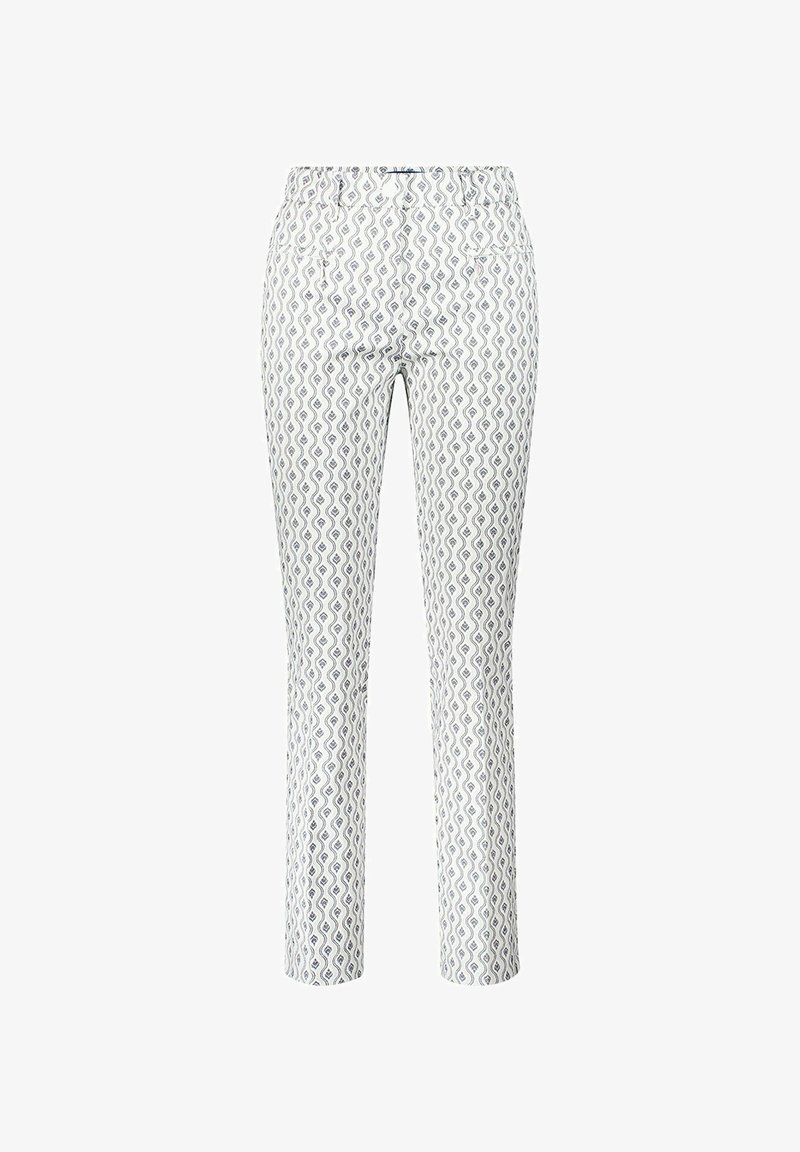 Witte slanke broek met golvend grijs geometrisch patroon, achterzakken en riemlussen, gezien vanaf de achterkant tegen een effen achtergrond.