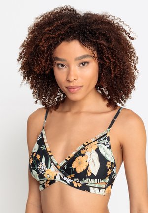 Czarny biustonosz bikini w kwiatowy wzór z trójkątnymi miseczkami, zdobiony pomarańczowymi i zielonymi kwiatami, z cienkimi regulowanymi ramiączkami i wzorem typu wrap.