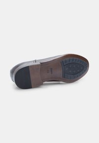 Pantof maro din piele cu o textură netedă, având o talpă din cauciuc cu modele de aderență și un design cu vârf rotunjit. Mărimea este marcată ca 42.