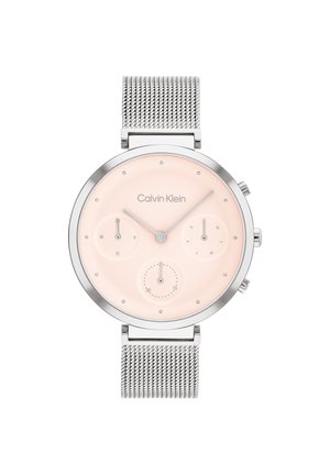 Reloj de metal plateado redondo con una esfera de color rosa claro. Tres subesferas para la fecha y el día. Correa de malla con un acabado pulido. Nombre de la marca mostrado.