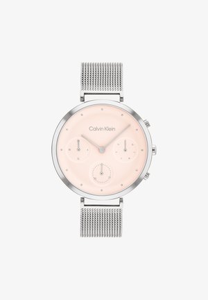 Montre ronde en métal argenté avec un cadran rose clair. Trois sous-cadrans pour la date et le jour. Bracelet en maille au fini poli. Nom de la marque affiché.