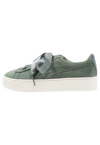 Grüner Wildledersneaker mit gepolsterter Zunge und weißer Plateausohle. Verfügt über graue Satinbänder und strukturierte Seitenpaneele.