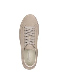 Beige Wildlederschuh mit runder Zehenpartie, flachen grauen Schnürsenkeln, verstärkten Ösen und einer strukturierten Gummisohle. Das Innere ist mit einem Logo und einem weichen Futter versehen.