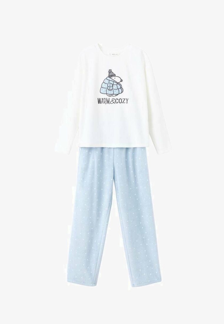 Bijela majica dugih rukava s grafikom kornjače i natpisom "TOPLO & UGODNO"; u kombinaciji s svijetloplavim pidžama hlačama s bijelim točkicama.