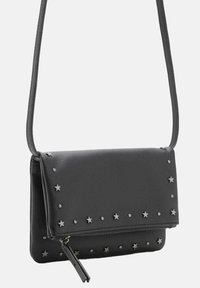 Černá kožená crossover taška s klopou, zdobená kovovými hroty ve tvaru hvězdiček a detaily se zipem. Hladká textura, minimalistický design.