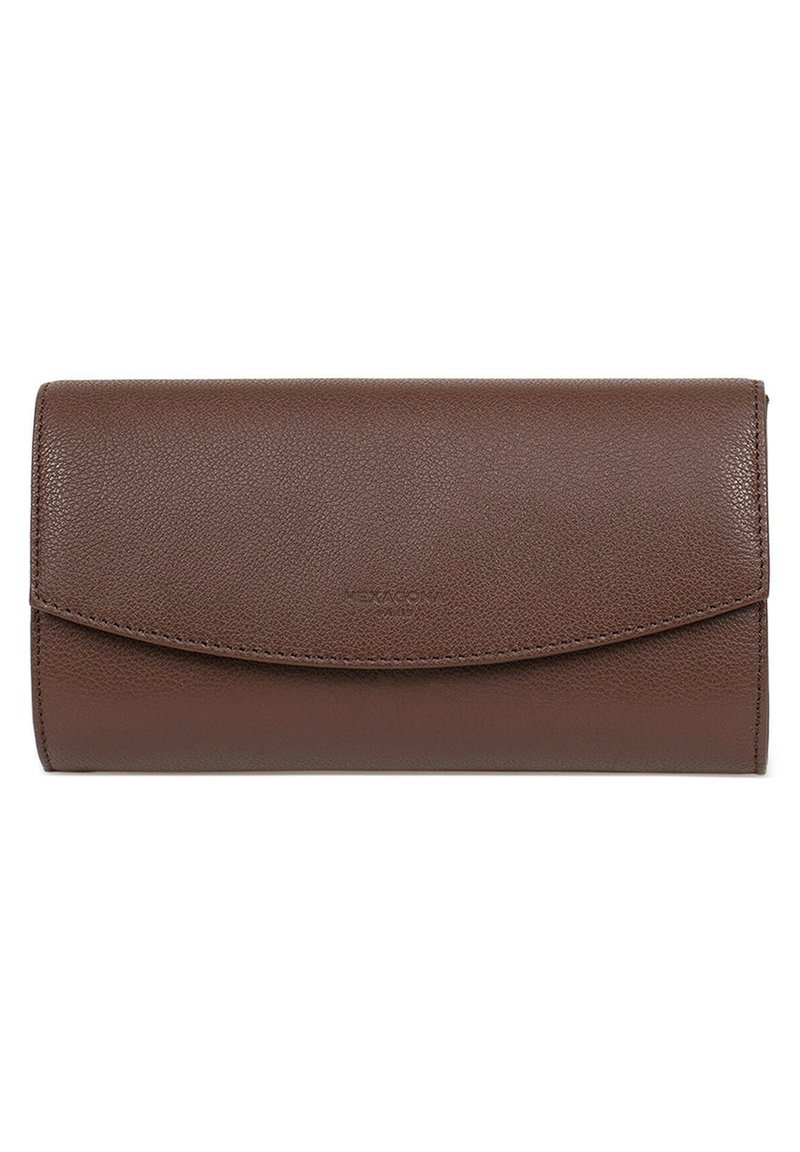 Portafoglio in pelle marrone con una texture liscia e una chiusura a lembi curvi. Presenta un logo in rilievo discreto sulla superficie anteriore.