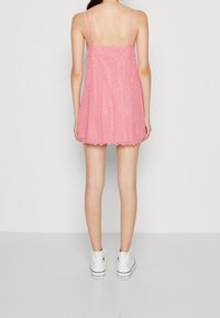Robe American Eagle Crochet Douce Rose Dos Ouvert Taille M Neuve Avec étiquette
