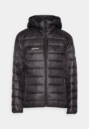 Svart isolerad jacka med huva, quiltad design, dragkedja fram och logo på bröstet; lättviktig tyg med en slät textur.