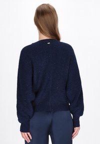 Marinero blauwe trui met een gestructureerde brei, ballonmouwen, geribbelde manchetten en zoom, voorzien van een klein zilveren label aan de achterkant van de nek.