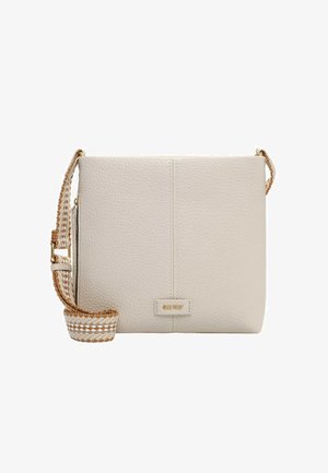Sac bandoulière en cuir beige texturé avec une sangle tissée ajustable en blanc et beige, doté d'une petite plaque logo en or "SURI FREY".