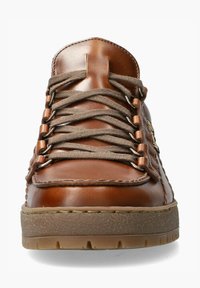 Baskets en cuir marron avec bout arrondi, semelle en caoutchouc texturé, accents beiges et lacets marron traversant des œillets en argent.