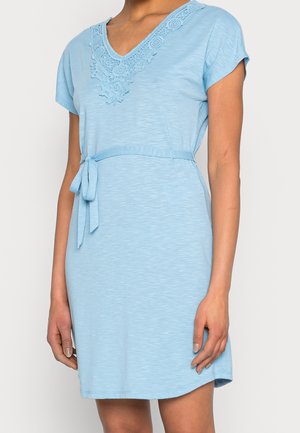 Robe bleu clair à manches courtes, décolleté en V et finition en dentelle décorative. Présente une ceinture à nouer à la taille et un tissu doux et texturé.