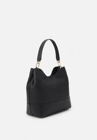 Czarna skórzana torebka o teksturowym wykończeniu, zakrzywionym szczycie, krótkim uchwycie i usztywnionym dnie. Złote akcenty sprzętu podkreślają design.