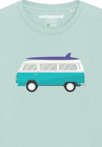 T-shirt vert menthe avec un graphique d'une vieille fourgonnette bleu canard avec une planche de surf violette sur le toit, illustrée dans un design simple et plat.
