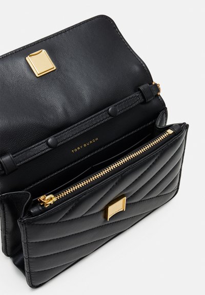 Μαύρη δερμάτινη τσάντα με καπιτονέ υφή, χρυσά και αξεσουάρ, θήκη με φερμουάρ και ορατό λογότυπο στο εσωτερικό. Συμπαγής σχεδίαση για τα απαραίτητα.