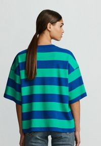 Next RELAXED FIT CREW NECK - Nyomott mintás póló - blue green stripe